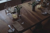 Blick auf die Tischordnung und Dekoration im Café — Stockfoto
