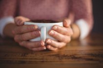 Nahaufnahme einer Frau mit Kaffeetasse im Café — Stockfoto