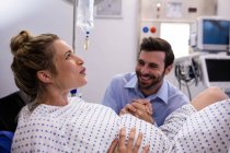 Чоловік втішає вагітну жінку під час роботи в лікарні — стокове фото