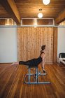 Donna determinata che pratica pilates in palestra — Foto stock