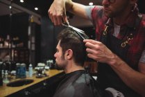 Чоловічий Барбер клієнт стригти волосся ножицями в перукарні — стокове фото