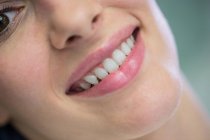 Крупный план красивой женщины в стоматологической клинике — стоковое фото