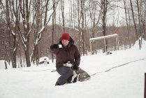 Мужчина делает селфи с сибирской хаски зимой — стоковое фото