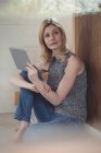 Продумана жінка використовує цифровий планшет вдома — стокове фото