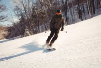 Sciare sulla pista innevata — Foto stock