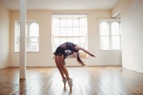 Молода жінка практикує танець хіп-хопу в студії — стокове фото