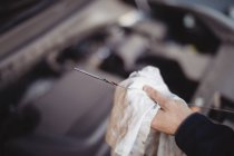 Mano di meccanico di manutenzione auto con uno strumento in officina di riparazione — Foto stock