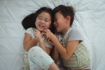 Geschwister spielen zu Hause im Schlafzimmer — Stockfoto