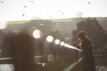 Femme prenant des photos sur un appareil photo numérique par une journée ensoleillée dans le parc — Photo de stock