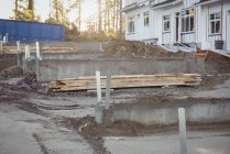 Empilement de bois et tas de boue sur le chantier — Photo de stock