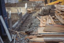 Holzbohlen und Baumaterialien auf der Baustelle — Stockfoto