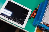 Пошкоджений цифровий планшет у ремонтному центрі — стокове фото