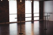 Porte-barre de ballet en studio de ballet — Photo de stock