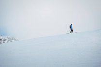 Горнолыжный спорт на заснеженных горах — стоковое фото