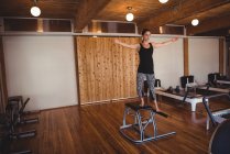 Entschlossene Frau übt Pilates im Fitnessstudio — Stockfoto