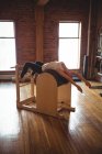 Mujer en forma practicando pilates en un gimnasio - foto de stock