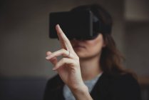 Керівник жіночого бізнесу використовує гарнітуру віртуальної реальності в офісі — стокове фото