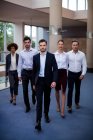 Portrait de dirigeants d'entreprise marchant dans un hall de centre de conférence — Photo de stock