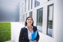 Портрет впевненої бізнес-леді, що стоїть поза офісною будівлею — стокове фото