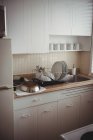 Посуда на кухонном столе на кухне в домашних условиях — стоковое фото