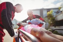 Парамедик дает кислород раненой девушке в месте аварии — стоковое фото