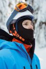Skieur debout et regardant loin sur le paysage enneigé — Photo de stock