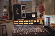Misturador de som, alto-falantes e equipamentos em estúdio de música — Fotografia de Stock