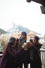 Amigos felices brindando con vasos de cerveza en terraza al aire libre - foto de stock
