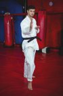 Porträt eines Karate-Spielers, der im Fitnessstudio Karate spielt — Stockfoto