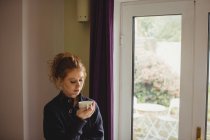Hermosa mujer tomando café en casa - foto de stock