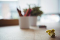 Carta croccante gialla sul tavolo in ufficio — Foto stock