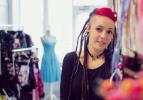 Retrato de peluquera femenina en la tienda dreadlocks - foto de stock