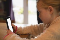 Крупним планом мила дівчина використовує цифровий планшет у вітальні вдома — стокове фото