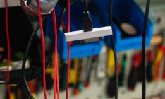 Vários cabos de dados pendurados em um centro de reparo — Fotografia de Stock