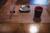 Copo de saquê bebida na mesa de jantar no restaurante — Fotografia de Stock