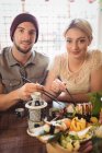 Portrait de couple ayant des sushis au restaurant — Photo de stock