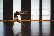 Bailarina realizando movimento de dança de balé no estúdio de balé — Fotografia de Stock