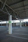 Zona de aparcamiento vacía en el aeropuerto - foto de stock