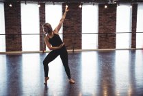 Giovane donna che pratica danza moderna in studio di danza — Foto stock