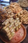 Крупним планом турецькі солодощі в тарілці виставлені на стійці в магазині — стокове фото