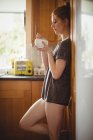 Красива жінка за кавою в кухні в домашніх умовах — стокове фото