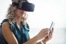 Business Executive utilisant casque de réalité virtuelle et tablette numérique au bureau — Photo de stock