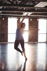 Jeune femme exécutant la danse moderne en studio de danse — Photo de stock