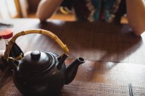 Nahaufnahme der Teekanne auf dem Esstisch im Restaurant — Stockfoto