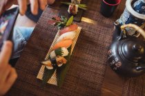 Чоловік фото суші в ресторані — стокове фото