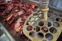 Close-up de costelas de carne na máquina de processamento na fábrica — Fotografia de Stock