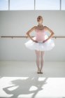 Ballerine pratiquant une danse de ballet en studio de ballet — Photo de stock
