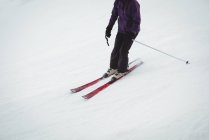 Катание на лыжах по заснеженному пейзажу зимой — стоковое фото