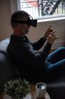 Mann benutzt Virtual-Reality-Headset im heimischen Wohnzimmer — Stockfoto