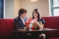 Couple tenant un menu dans un restaurant de luxe — Photo de stock